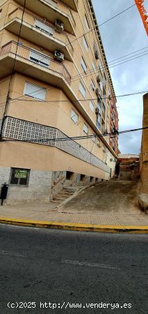 LOCAL ESQUINA CON VADOS PARA ENTRADA VEHICULOS - ALICANTE