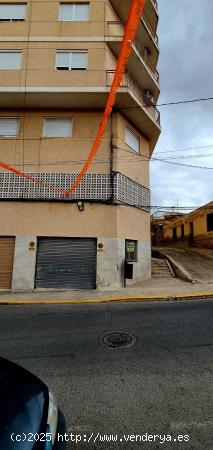 LOCAL ESQUINA CON VADOS PARA ENTRADA VEHICULOS - ALICANTE