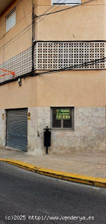 LOCAL ESQUINA CON VADOS PARA ENTRADA VEHICULOS - ALICANTE