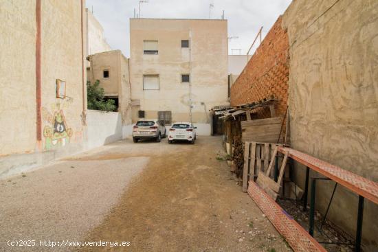 CASA EN PLANTA BAJA CON UNA PARCELA DE 400M2 EN REDOVÁN. - ALICANTE