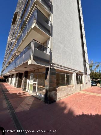 Local esquinero en complejo con 80 viviendas - TARRAGONA