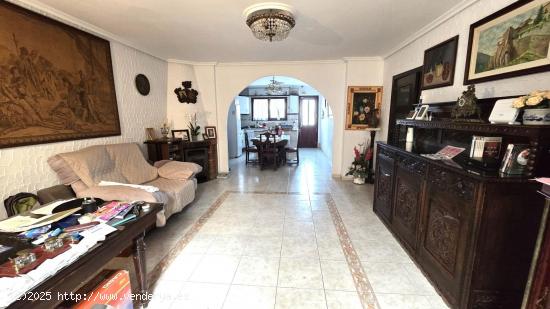 CHALET PAREADO EN VENTA EN LA FONT - ALICANTE