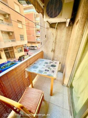 ESTUDIO CENTRICO PARA REFORMAR CON PLAZA DE GARAJE INCLUIDA - ALICANTE