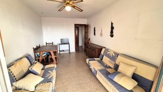 APARTAMENTO DE 3 DORMITORIOS CON VISTAS  AL MAR, PARKING Y PISCINA COMUNITARIA!! PRIMERA LINEA!! - A