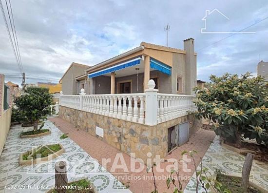 CHALET CON 2 TERRAZAS, GARAJE Y PARCELA - ALICANTE