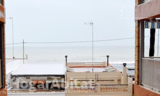 ¡PRIMERA LÍNEA DE PLAYA! EXTERIOR, ACOGEDOR Y ECONÓMICO CON TERRAZA - CASTELLON