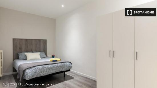 Se alquila habitación en el relajado apartamento de 7 dormitorios en El Born. - BARCELONA