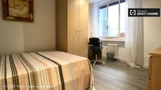 Moderna habitación en apartamento de 6 dormitorios en Tetuán - MADRID