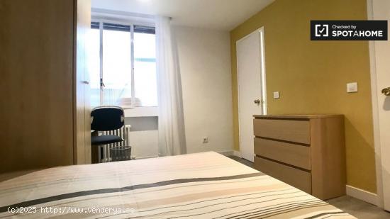 Moderna habitación en apartamento de 6 dormitorios en Tetuán - MADRID