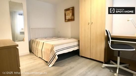 Moderna habitación en apartamento de 6 dormitorios en Tetuán - MADRID