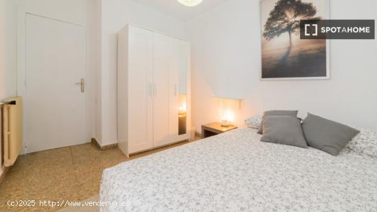 Se alquila habitación en piso de 5 dormitorios en Eixample - VALENCIA