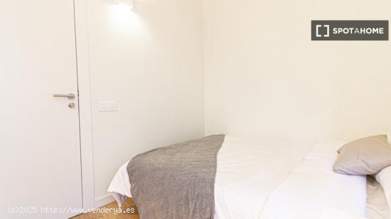 Se alquilan habitaciones en un apartamento de 3 dormitorios en Sant Gervasi - BARCELONA