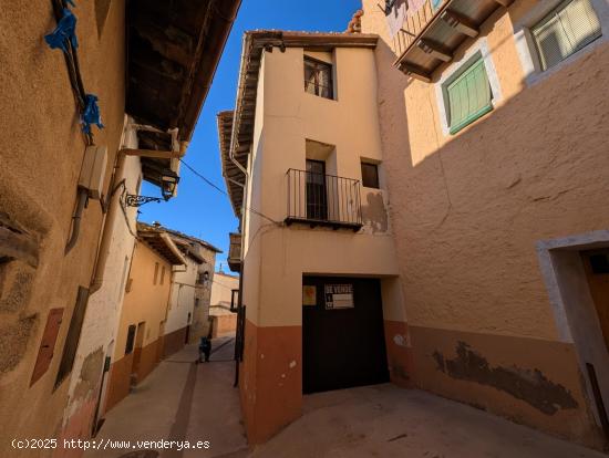 Casa con tejado reformado en Peñarroya de Tastavins - TERUEL