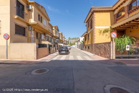 Preciosa casa unifamiliar de 3 dormitorios, 3 baños, garaje doble y patio - GRANADA