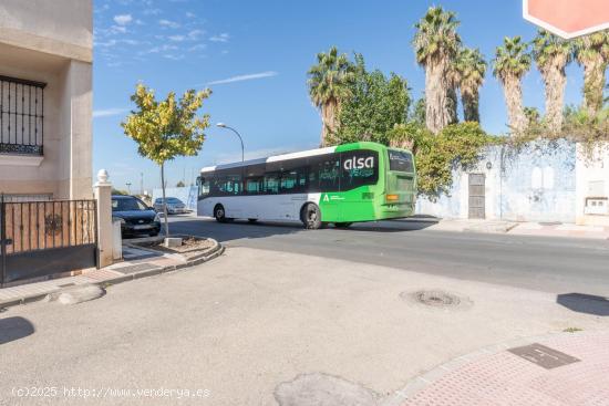 Preciosa casa unifamiliar de 3 dormitorios, 3 baños, garaje doble y patio - GRANADA