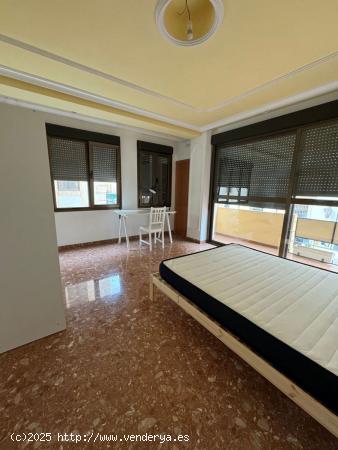 HABITACION EN ALQUILER CON BALCON - CALLE JAVIER SANZ - ALMERIA - ALMERIA