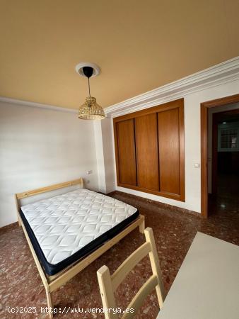 HABITACION CON BALCON - CALLE JAVIER SANZ- ALMERIA - ALMERIA