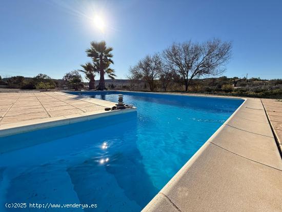 Encantador Chalet en El Rebolledo con Amplia Parcela y Frutales - ALICANTE