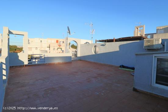 ADOSADO  CON ENTRADA PARA COCHE Y SOLÁRIUM - ALICANTE