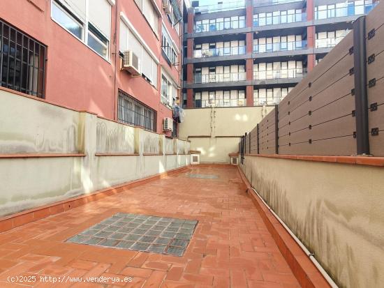 Fantástico piso situado en la misma Gran Vía de les Corts Catalanes y cerca de la Plaza España. -