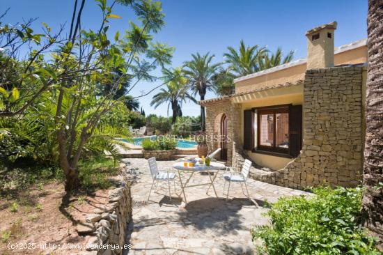 CHALET MEDITERRÁNEO EN JÁVEA CON CASA DE INVITADOS Y AMPLIO JARDÍN CERCA DEL GOLF - ALICANTE