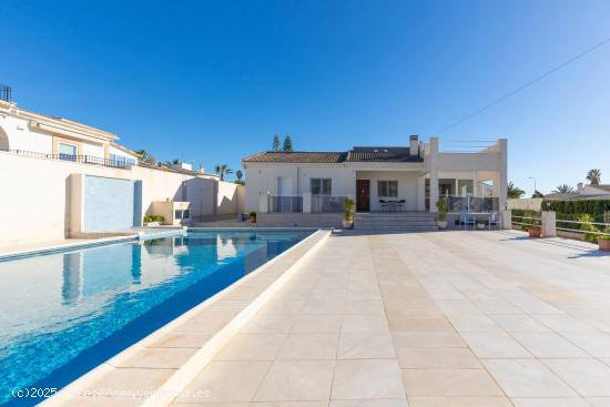 Impresionante Chalet con piscina privada totalmente reformado y parcela de 825 m2 - ALICANTE