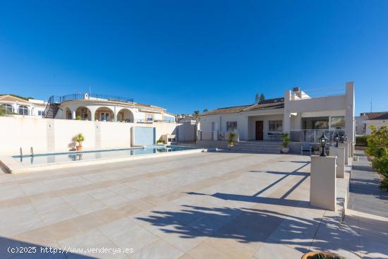 Impresionante Chalet con piscina privada totalmente reformado y parcela de 825 m2 - ALICANTE