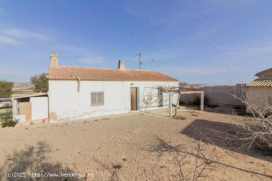 CASA CON GRAN PARCELA DE 25.000M2 EN TORREMENDO (ORIHUELA) - ALICANTE