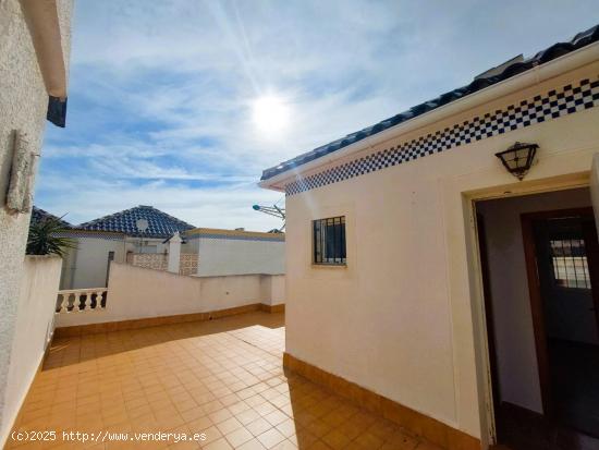 ADOSADO EN LOS BALCONES 3 DORM. 2 BAÑOS. 85 M2 DE CASA. 107 M2 DE PARCELA - ALICANTE