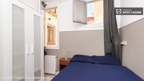 Elegante habitación con amplio espacio de almacenaje en piso compartido en Malasaña _ - MADRID