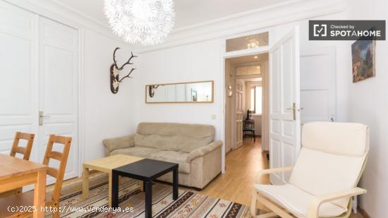 Elegante habitación con amplio espacio de almacenaje en piso compartido en Malasaña _ - MADRID