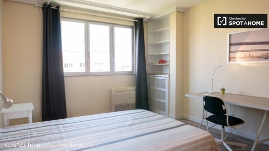 Elegante habitación en alquiler en apartamento de 5 dormitorios en Ríos Rosas - MADRID