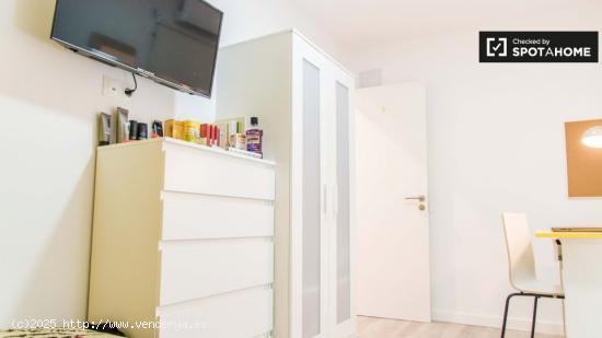 Habitación soleada en apartamento de 5 dormitorios en Burjassot - VALENCIA