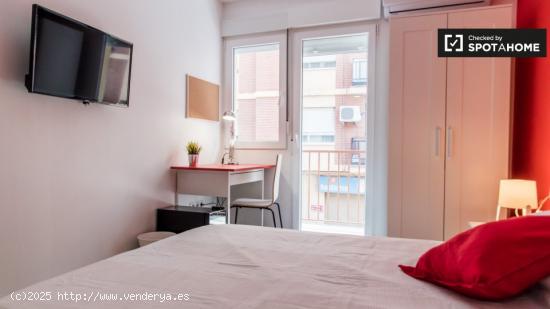 Se alquila habitación en apartamento de 5 dormitorios en Burjassot - VALENCIA