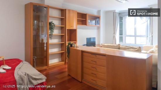 Se alquila habitación en apartamento de 5 dormitorios - MADRID