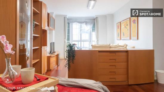 Se alquila habitación en apartamento de 5 dormitorios - MADRID