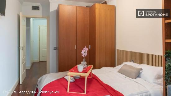 Se alquila habitación en apartamento de 5 dormitorios - MADRID