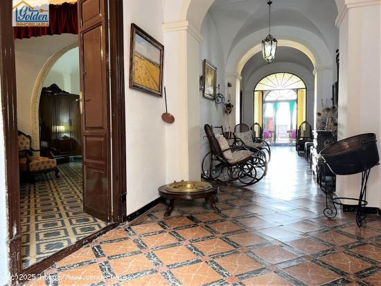 CASA ELEGANTE Y SEÑORIAL EN LA ZONA CENTRO CON MUCHAS POSIBILIDADES - BADAJOZ