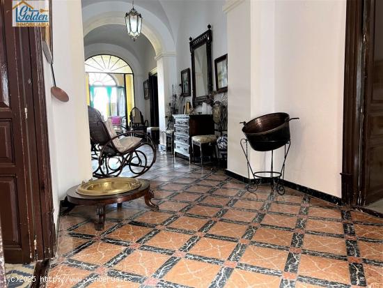 CASA ELEGANTE Y SEÑORIAL EN LA ZONA CENTRO CON MUCHAS POSIBILIDADES - BADAJOZ