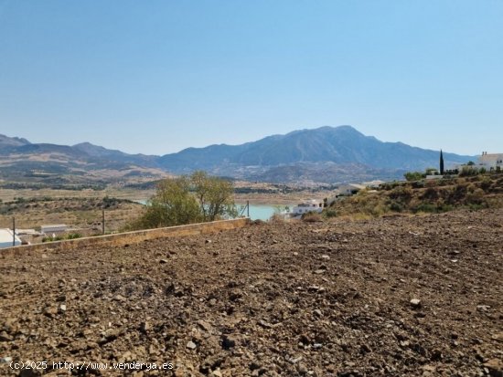 FINCA EN LA VIÑUELA AL LADO DEL PANTANO