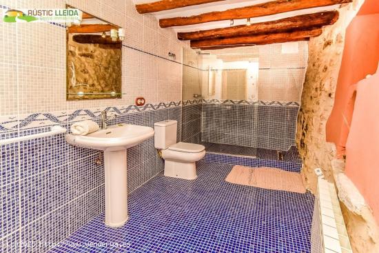 CASA (DE UNOS 378 M2) CON TERRAZA (DE UNOS 30 M2) EN LOS ALREDEDORES DE SANTA COLOMA DE QUERALT. - T