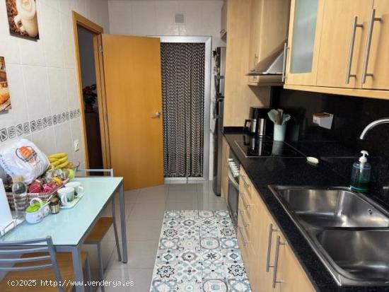 ACOGEDOR PISO EN VENTA CON PLAZA DE PARKING y PISCINA COMUNITARIA - BARCELONA