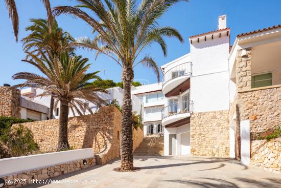 CASA ESCONDIDA – UN REFUGIO PRIVADO FRENTE AL MAR EN PLAYA PORTET, MORAIRA - ALICANTE