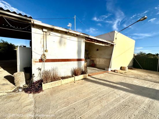 TERRENO DE 3600M2 CON CASA SEMIADOSADA A OTRA DE 154M2 CON ALMACEN INCLUIDO CON LUZ Y AGUA - ALICANT