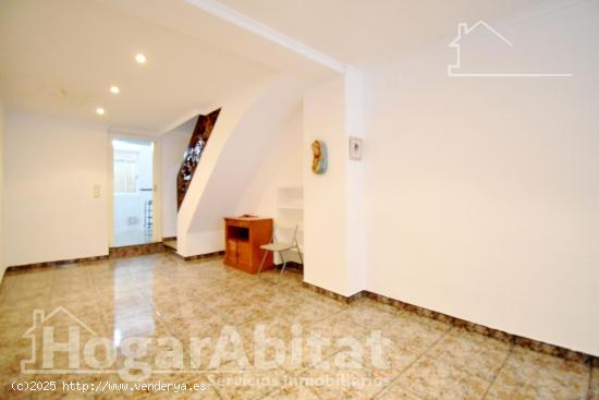 AMPLIA CASA SEMIREFORMADA CON TERRAZA Y TRASTERO, EN EL CENTRO - VALENCIA