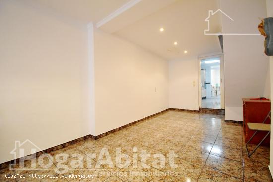 AMPLIA CASA SEMIREFORMADA CON TERRAZA Y TRASTERO, EN EL CENTRO - VALENCIA