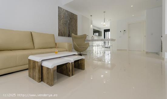 VILLA DE OBRA NUEVA EN ORIHUELA COSTA (CAMPOAMOR) - ALICANTE