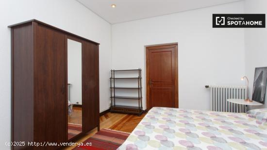 Habitación privada con cómoda en piso compartido, Chamberí - MADRID