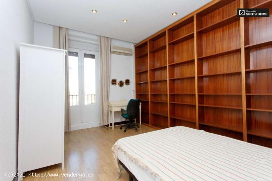  Habitación íntima con escritorio en piso compartido, Chamberí - MADRID 