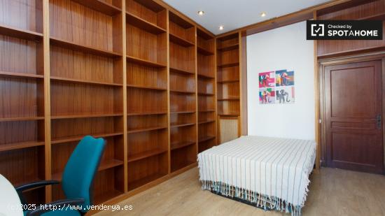 Habitación íntima con escritorio en piso compartido, Chamberí - MADRID